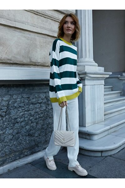 Threeco طقم بنطلون تريكو بتفاصيل مطرزة على شكل حرف V