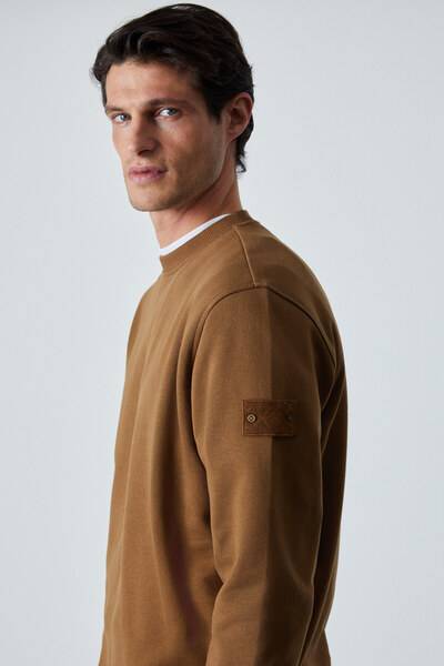 GRIMELANGE OLLIE Ανδρικό φούτερ με λαιμόκοψη με κανονικό μακρυμάνικο κέντημα σκούρο καφέ