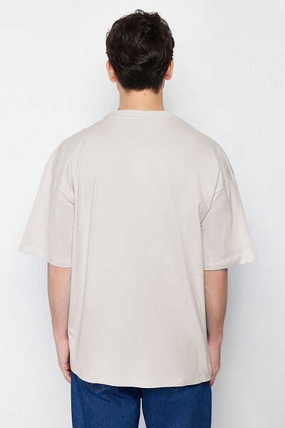 Trendyol Collection Μπλουζάκι Oversize Crew Neck από 100% βαμβακερό ύφασμα - Ελάχιστο τυπωμένο κείμενο TMNSS23TS00084