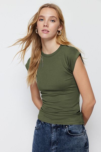 Trendyol Collection Khakifarbene, hochwertige, figurbetonte, dehnbare Strickbluse mit Mondärmeln aus viskosem/weichem Stoff TWOSS23BZ00992