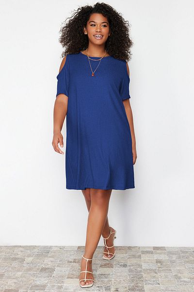 Trendyol Curve Saks A-Linien-Strickkleid mit Ausschnitten und Details TBBSS22EL2986