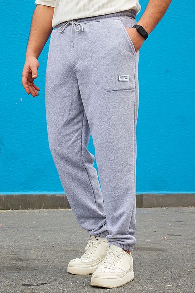 Trendyol Collection Graue, melierte Jogginghose mit Nähten – normaler Schnitt, Taschen mit Etikettenapplikation TMNSS23EA00010