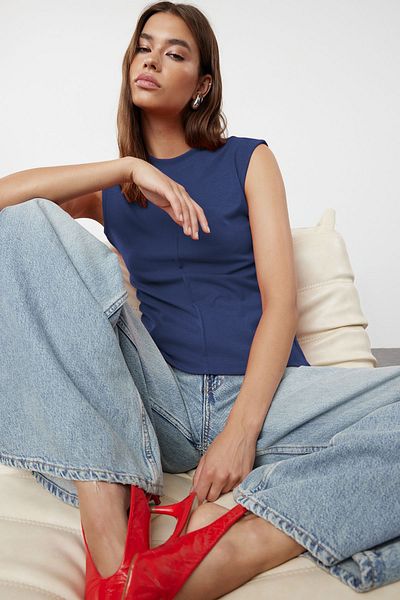 Trendyol Collection Ελαστικό μαλακό παχύρρευστο ύφασμα - Εφαρμοσμένη πλεκτή μπλούζα Indigo TWOSS24BZ00432