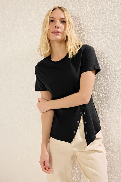 Trendyol Collection Czarny 100% bawełniany T-shirt z dzianiny o regularnym/normalnym kroju, z rozcięciem z przodu i napami TWOSS25TS00029
