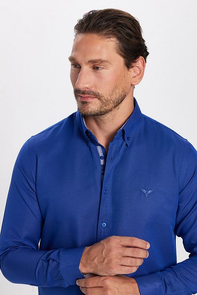Tudors Sax Blue Oxford Texture - Мъжка прилепнала риза, дълъг ръкав, яка с копчета