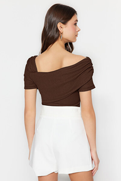 Trendyol Collection Hnědé pletené body s asymetrickým výstřihem – vypasované body s patentky Twoss23Bd00060