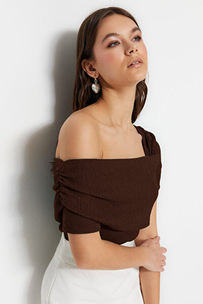Trendyol Collection Hnědé pletené body s asymetrickým výstřihem – vypasované body s patentky Twoss23Bd00060