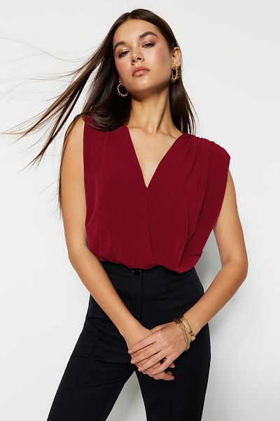 Trendyol Collection Flexibler roter, zweireihiger Strick-Body – gepolstert und mit Druckknöpfen TWOSS23BD00007