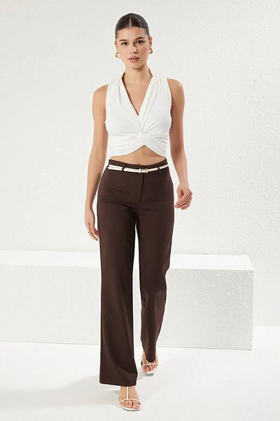 Trendyol Collection Dunkelbraune, leicht ausgestellte Webhose mit niedriger Taille TWOSS25PL00078