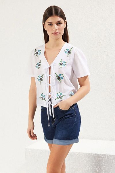 Trendyol Collection Λευκό κέντημα και λεπτομέρεια δεσίματος κανονικό κανονικό υφαντό πουκάμισο TWOSS25GO00080