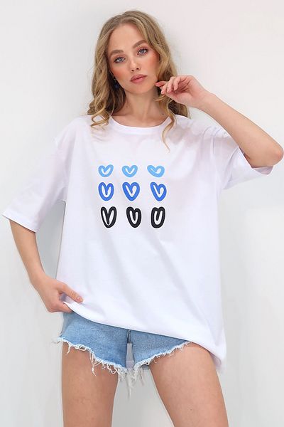 Trend Alaçatı Stili Weißes Damen-T-Shirt mit Rundhalsausschnitt und Herz-Aufdruck ALC-X12257