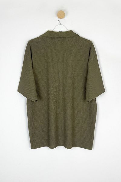 Trendyol Collection Hochwertiges, strukturiertes, khakifarbenes Oversize-T-Shirt mit Polokragen