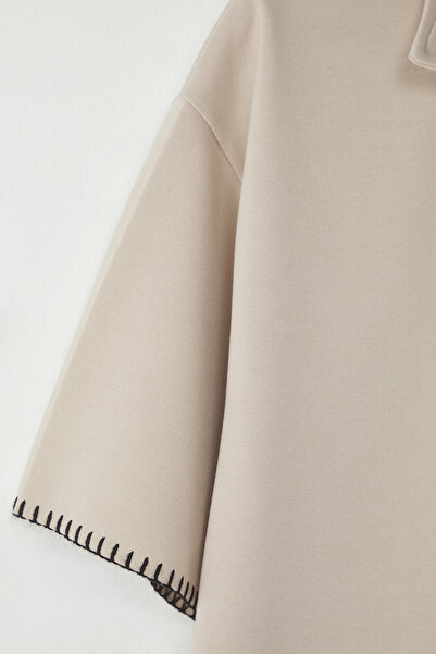 Trendyol Collection Oversize tričko s polo výstřihem v barvě kamene - kontrastní prošívání