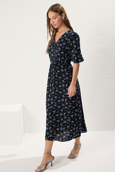 Trendyol Collection Μαύρο φλοράλ μίντι υφαντό φόρεμα TWOSS25EL00300