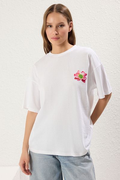 Trendyol Collection Weißes T-Shirt aus 100 % Baumwolle – Wide Fit TWOSS25TS00099