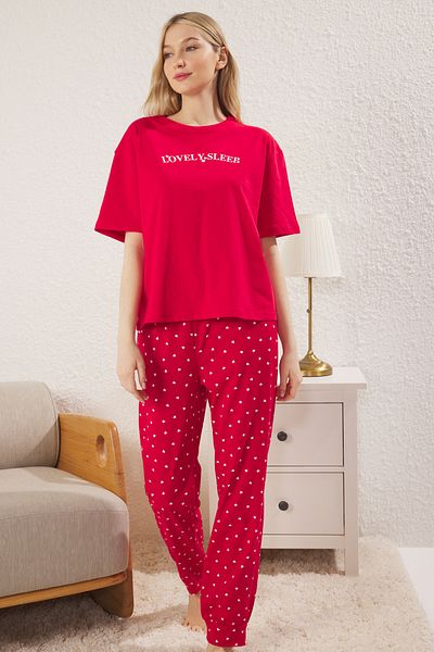 Trendyol Collection Rotes Baumwoll-Pyjama-Set mit herzförmigem Slogan – THMSS25PT00283