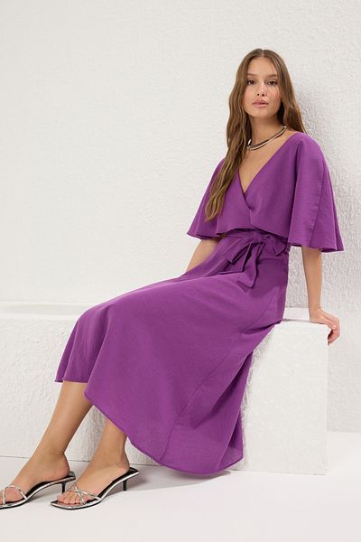 Trendyol Collection Lilafarbenes, zweireihiges, gewebtes Midi-Kleid in Leinenoptik mit zweireihigem Ausschnitt und Umhang TWOSS25EL00124