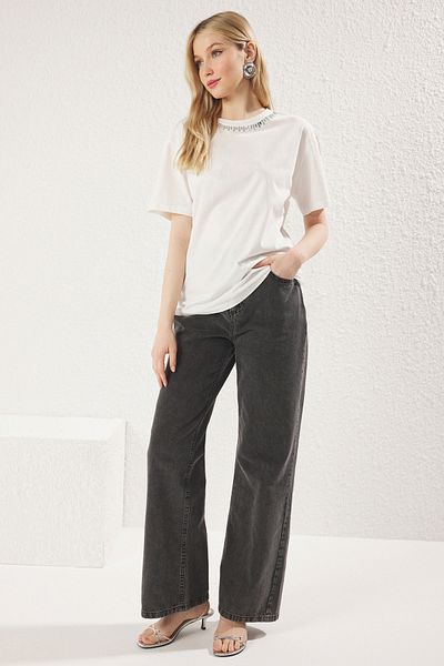 Trendyol Collection Bequemes, geformtes T-Shirt mit weißen Steinen – TWOSS25TS00134