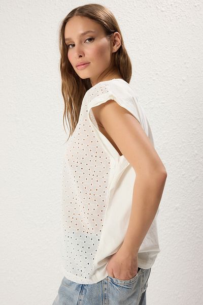 Trendyol Collection Pohodlné pletené tričko Ecru s podrobnými výšivkami - Twoss25Ts00089