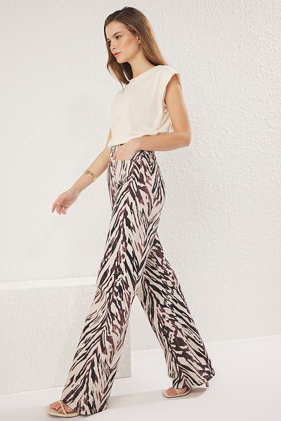 Trendyol Collection Braune Jeans mit Tiermuster und hoher Taille und weitem Bein TWOAW25JE00309