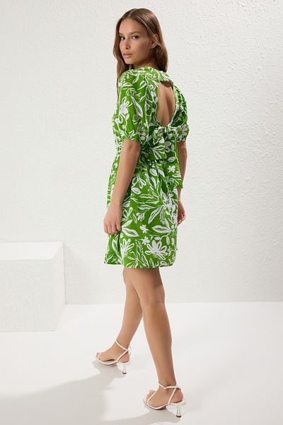 Trendyol Collection Pistáciově zelený květinový potisk - vystřižený detail minišaty Twoss22El2858