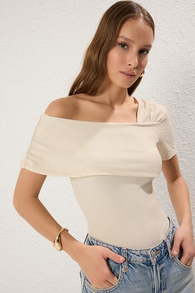 Trendyol Collection Gestrickter Body mit asymmetrischem Kragen in Steinfarbe – TWOSS23BD00060
