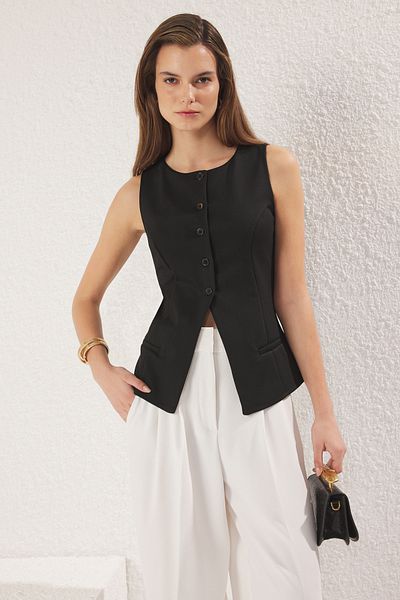 Trendyol Collection Schwarze, normal gestrickte Blusenweste mit Flanelltaschen und Knöpfen