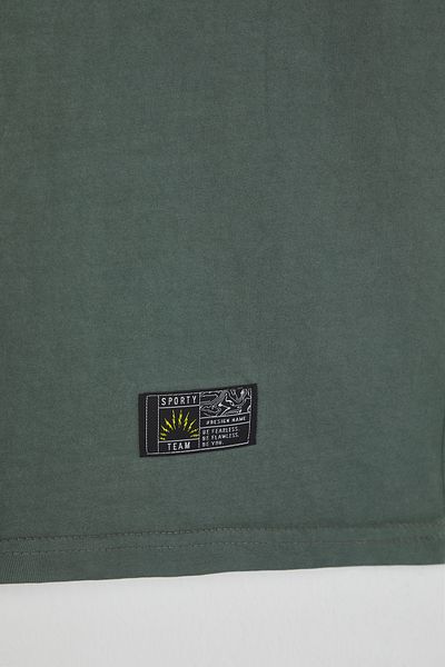 Trendyol Collection Πράσινο μπλουζάκι Oversize/Wide Cut ταλαιπωρημένο/Χλωμό εφέ με λεπτομέρεια αυτοκόλλητου T-Shirt/Atlet TMNSS25AL00001