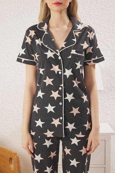 Kolekcia Trendyol Súprava pleteného pyžama Jersey - antracitová galaxia s lemovaním THMSS21PT0786