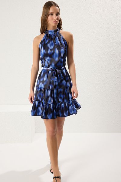 Trendyol Collection Marineblaues, gemustertes A-Linien-Minikleid aus Satin mit Neckholder-Ausschnitt TWOSS20EL2490