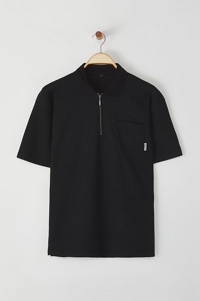 Trendyol Collection Schwarzes, strukturiertes Polokragen-T-Shirt in Übergröße/breiter Passform mit Taschendetail