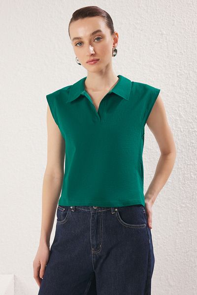 Trendyol Collection Σμαραγδένιο πράσινο γιακά πόλο κανονικό/κανονικό πλεκτό μπλουζάκι TWOSS24TS00075