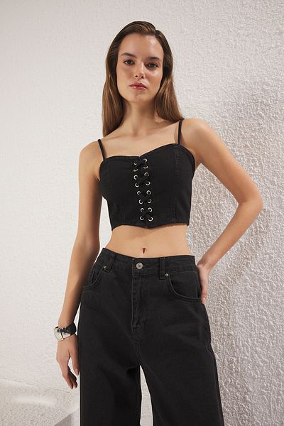 Trendyol Collection Schwarzes, mit Vogelaugen gebundenes, herzförmiges, figurbetontes Crop-Denim-Bustier TWOSS23BS00010