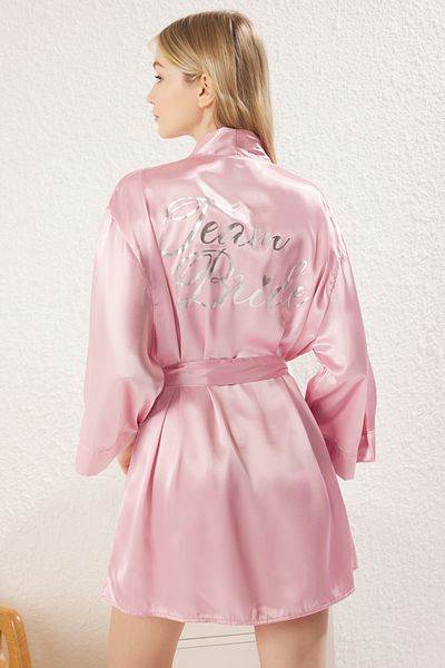 Trendyol Collection Rosafarbener, einfarbiger, gewebter Satin-Morgenmantel aus 100 % Polyester THMSS25SB00001