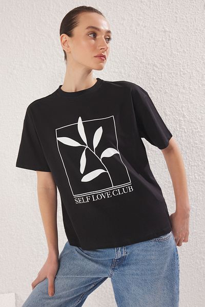 Trendyol Collection Tricou negru tricotat cu decolteu cu imprimeu relaxat - 100% bumbac TWOSS23TS00267