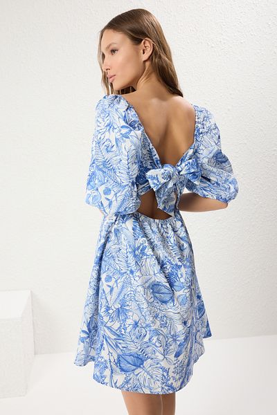 Trendyol Collection Hellblaues Minikleid mit Blumendruck und tiefem Rückenausschnitt TWOSS22EL1107