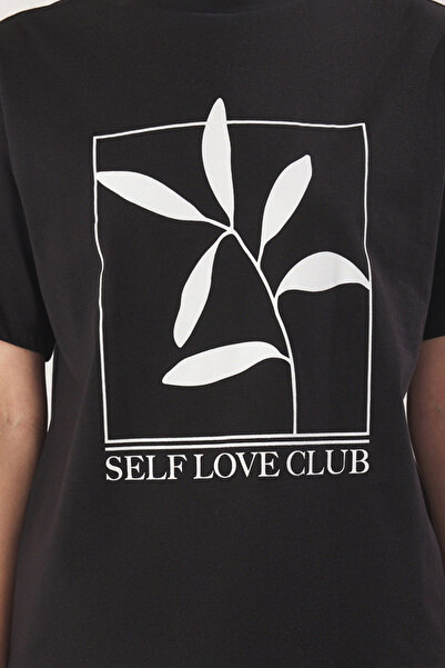 Trendyol Collection Μαύρο μπλουζάκι με λαιμόκοψη με στάμπα Relaxed Fit - 100% βαμβάκι TWOSS23TS00267