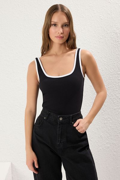 Trendyol Collection Schwarzes Strick-Unterhemd mit dehnbarem Kordelzug – Pool-Ausschnitt, körperbetont TWOSS22AL0042