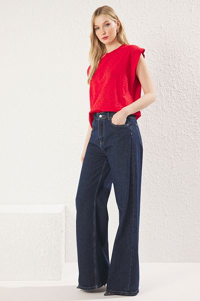 Trendyol Collection Rotes Strick-T-Shirt mit entspannter Passform – TWOSS25TS00089