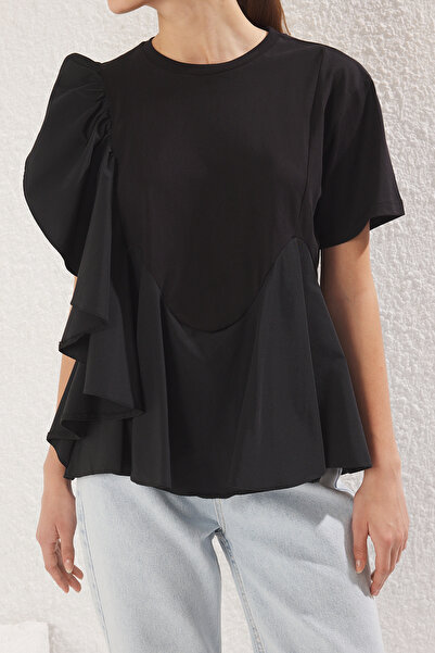 Trendyol Collection Μπλούζα από ποπλίνα μαύρο βολάν - κανονική εφαρμογή TWOSS25BZ00008