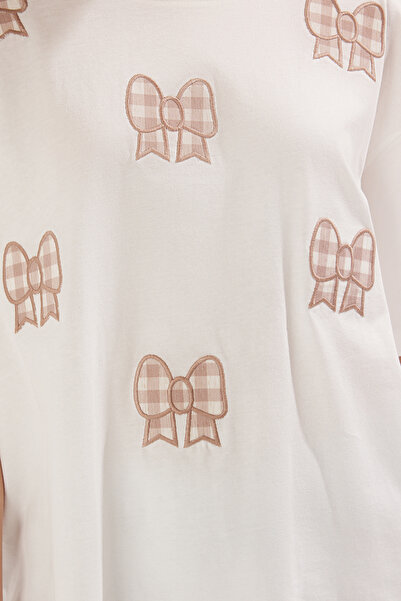 Trendyol Collection Καρό Λεπτομερές Ecru Oversize T-Shirt - Φιόγκος, Φαρδιά Εφαρμογή TWOSS25TS00130