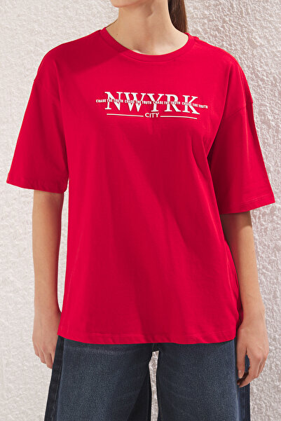 Trendyol Collection Hoch bedrucktes rotes Strick-T-Shirt – 100 % Baumwolle, breite Passform TWOSS25TS00083