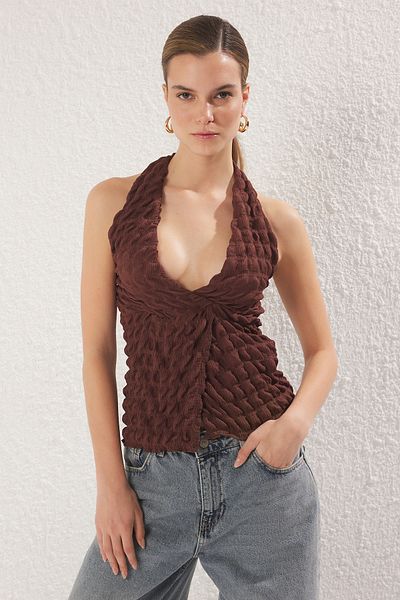 Trendyol Collection Hochwertige braune, strukturierte Neckholder-Crop-Bluse – Kordelzug, TWOSS24BZ00389
