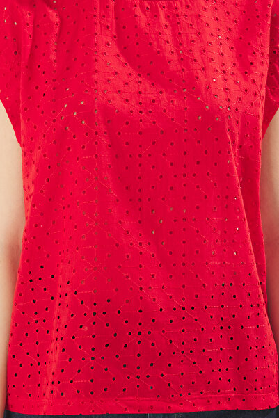 Trendyol Collection Χαλαρή εφαρμογή κόκκινο πλεκτό μπλουζάκι - Brode Detailed TWOSS25TS00089