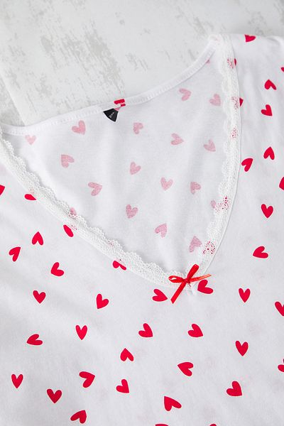 Trendyol Curve Szívmintás V-nyakú csipke hálóruha szett - Baby Overlock részlet, TBBSS25AI00073