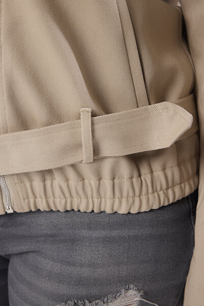 Trendyol Curve Beige Jackenmäntel mit niedrigen Ärmeln und Übergröße in Übergröße TBBSS25AW00003