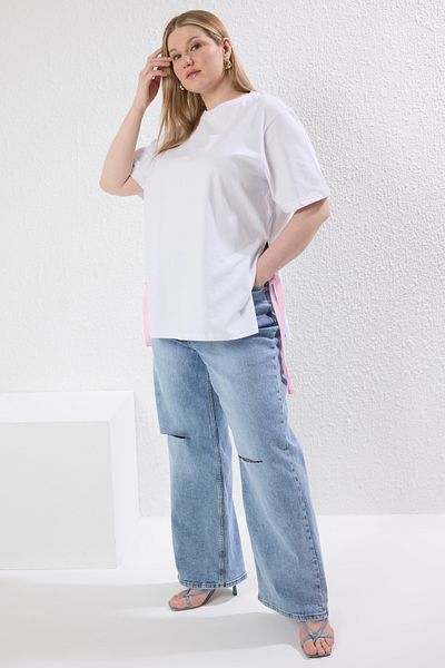 Trendyol Curve Weißes T-Shirt in Übergröße mit lockerer Passform – Schleifendetail an der Seite TBBSS25BF00025