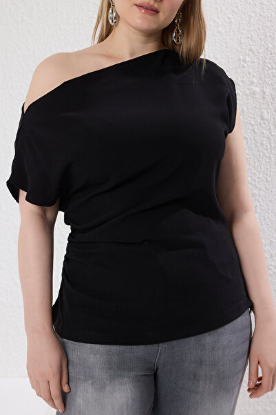 Trendyol Curve Schwarze, körperbetonte, gewebte Bluse aus Krepp mit asymmetrischem Ausschnitt und Reißverschluss in Übergröße TBBSS25AF00016