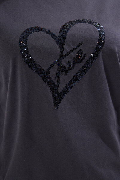 Trendyol Curve Πλεκτό μπλουζάκι με κέντημα Antarsit Sequins Φαρδιά Εφαρμογή 100% Βαμβάκι Πλεκτό Μπλουζάκι μεγάλου μεγέθους TBBSS25BF00043