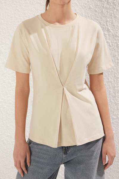 Trendyol Collection Μπεζ πλεκτή μπλούζα με πλισέ λαιμόκοψη - Regular Fit TWOSS24BZ00302